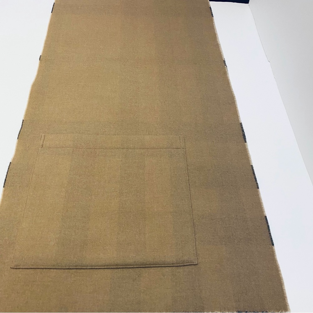 BURBERRY ST. HELEN REVERSIBLE POCKETS SCARF / WRAP. - Picture 6 of 9